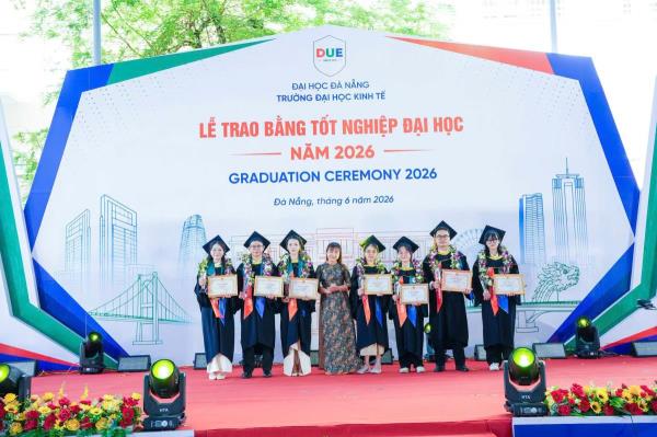Trường Đại học Kinh tế Đà Nẵng trao bằng tốt nghiệp cho gần 2.500 tân cử nhân