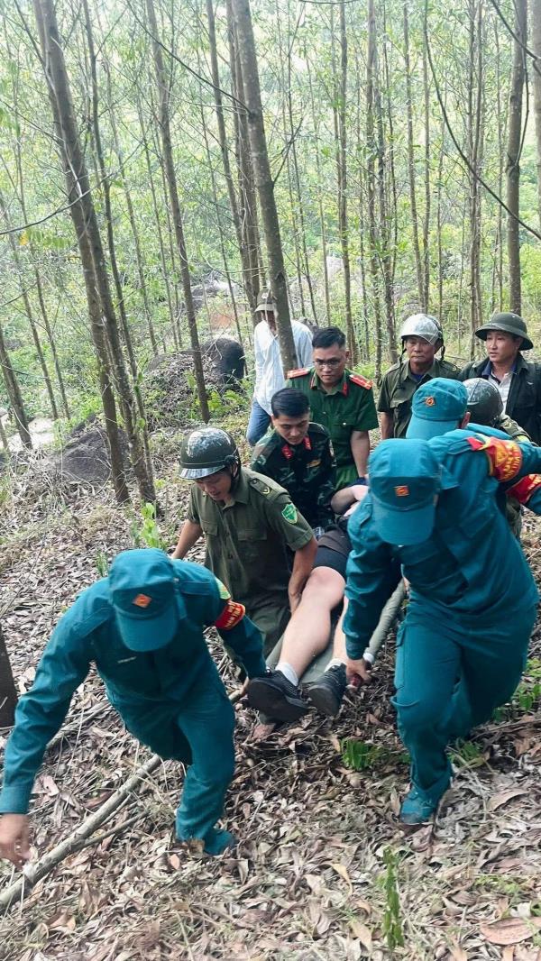 Cứu du khách nước ngoài gặp nạn trên núi