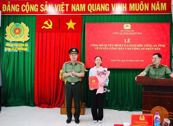 Tạm tuyển vợ đồng chí Thiếu tá Nguyễn Xuân Hải vào lực lượng Công an nhân dân