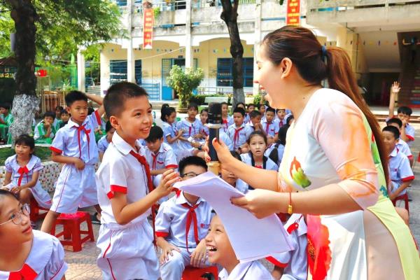 Trường học huy động nguồn lực tặng sách giáo khoa làm quà chào đón học sinh vào lớp Một