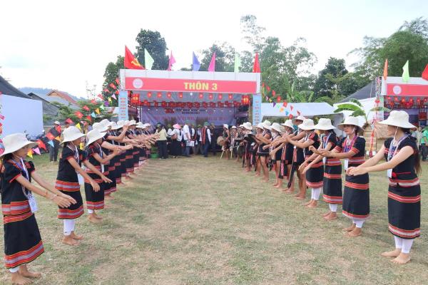 Sôi nổi Ngày hội Sắc màu Văn hóa Bhnong
