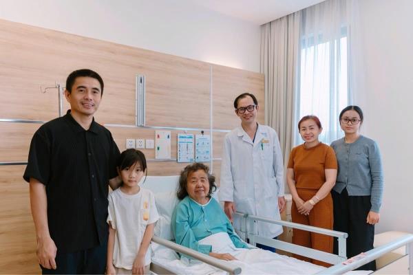 Lựa chọn Việt Nam mổ u não, bệnh nhân Campuchia phục hồi khả năng vận động và giao tiếp chỉ sau 6 ngày