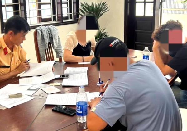 CSGT Đà Nẵng tịch thu phương tiện đối với người nước ngoài buông cả hai tay khi điều khiển xe tham gia giao thông