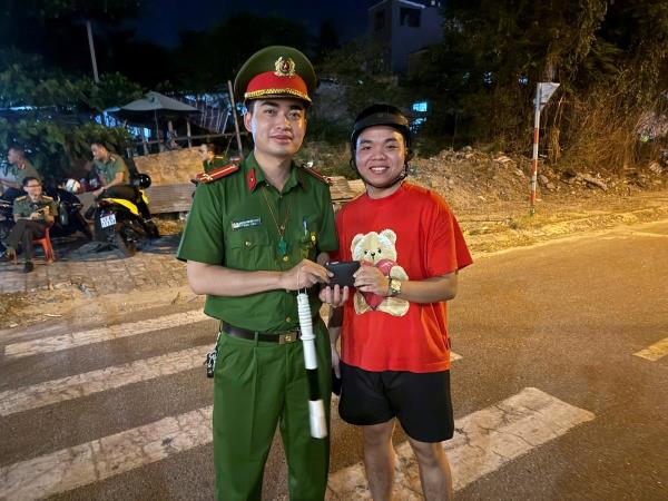 Công an phường Sơn Trà nhanh chóng xác minh, trả lại tài sản cho người dân bị mất khi xem pháo hoa quốc tế