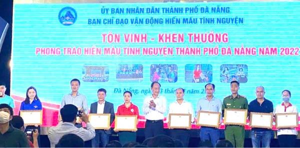 Người sĩ quan trẻ với trái tim nồng ấm
