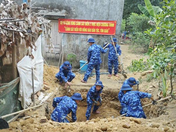 Bộ Tư lệnh Vùng Cảnh sát biển 2 thực hiện công tác dân vận tại vùng đồng bào Cor