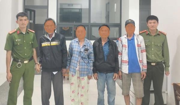 Công an xã giúp đỡ cụ ông  đi lạc