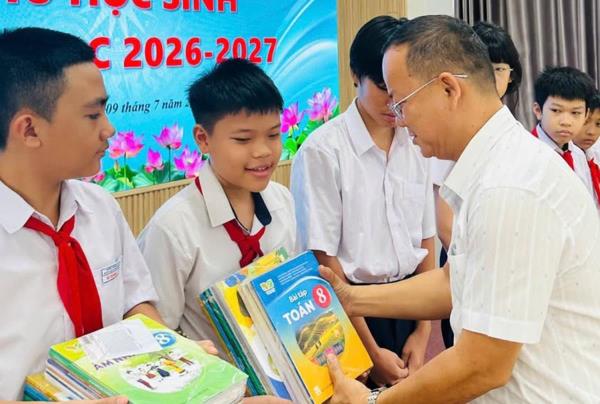 Trường THCS Nguyễn Thái Bình trao tặng 84 bộ sách giáo khoa cho học sinh khó khăn