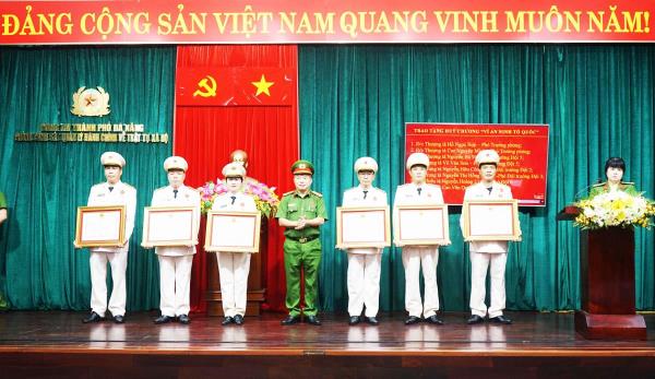 Nâng cao hơn nữa hiệu quả công tác CA trong công tác QLHC về TTXH