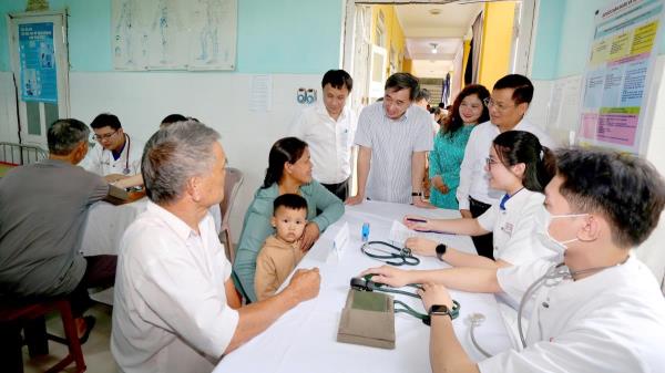Hơn 1.000 người dân vùng cao ở Huế được khám bệnh, nhận nhiều hỗ trợ an sinh