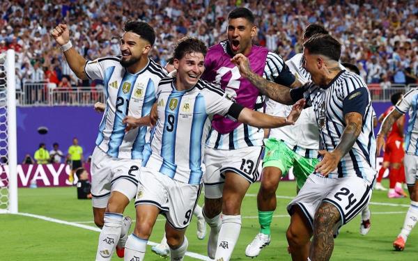 Alvarez lập siêu phẩm, đưa Argentina vào bán kết World Cup