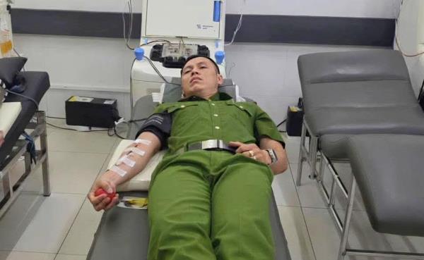 Cán bộ Công an hiến máu cứu người