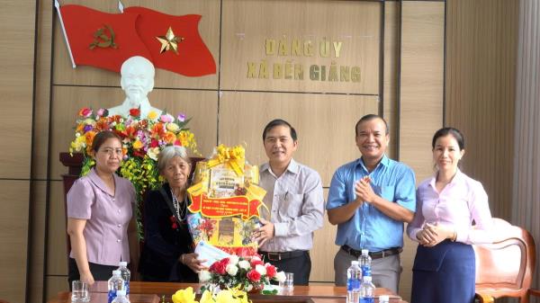 Lãnh đạo Ban Tổ chức Thành ủy Đà Nẵng thăm, tặng quà gia đình chính sách