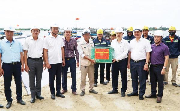 Bí thư Thành ủy Đà Nẵng Lê Ngọc Quang kiểm tra công trình kè khẩn cấp
