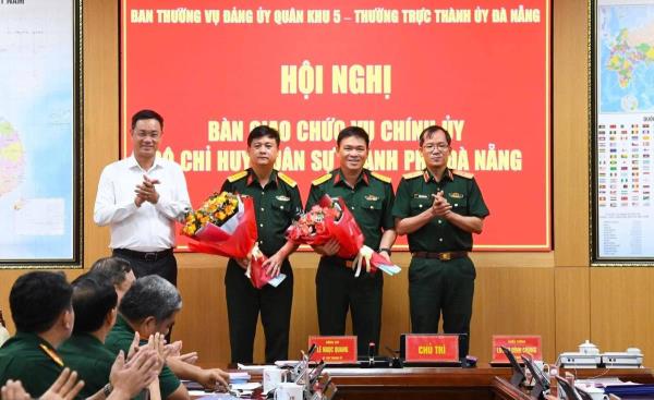 Bàn giao chức vụ Chính ủy Bộ Chỉ huy Quân sự TP Đà Nẵng