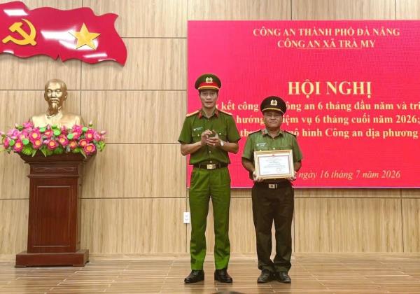 Đại tá Trần Minh Nguyên dự, chỉ đạo tại hội nghị Công an xã Trà My