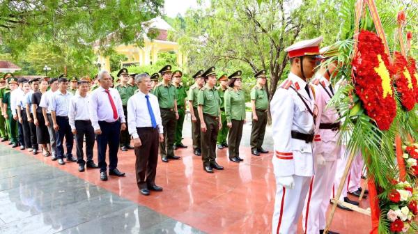 Lãnh đạo Bộ Công an tri ân các anh hùng liệt sĩ, người có công với cách mạng