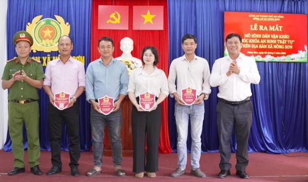 Kết nối người dân với Công an xã qua mô hình Móc khóa an ninh trật tự