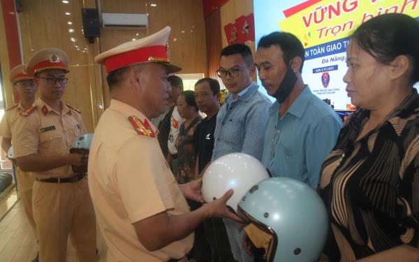 Cảnh sát giao thông đem niềm vui, sự an toàn cho người tham gia giao thông qua chương trình Vững tay lái - Trọn bình an