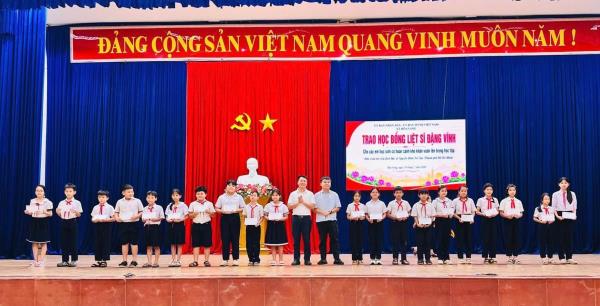 Hơn 100 suất học bổng cho học sinh có hoàn cảnh khó khăn