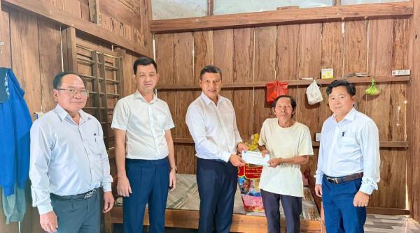 Lãnh đạo thành phố thăm, tặng quà các gia đình chính sách