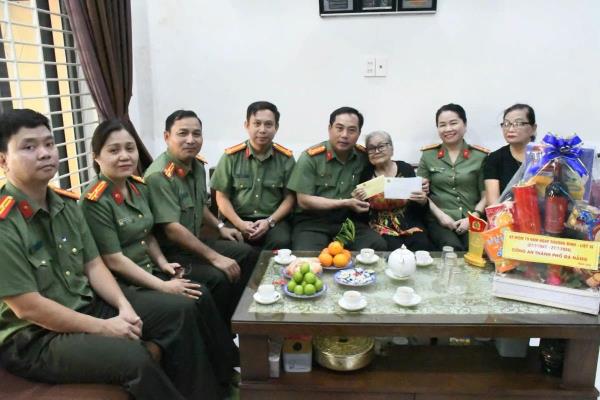Lãnh đạo Công an TP Đà Nẵng thăm, tặng quà tri ân các Mẹ Việt Nam Anh hùng, Anh hùng Lực lượng vũ trang nhân dân
