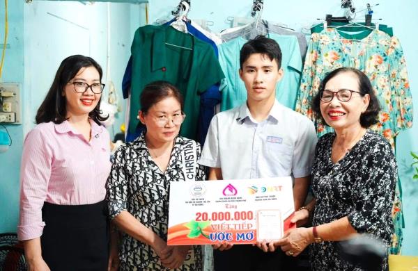 VBSP Đà Nẵng trao tặng 20 triệu đồng cho 1 học sinh nghèo vượt khó học giỏi