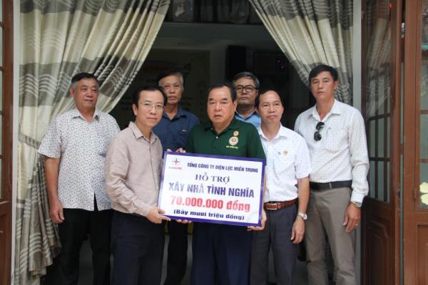 Tổng Cty Điện lực miền Trung hỗ trợ 70 triệu đồng sửa chữa nhà cho cựu chiến binh tại Đà Nẵng