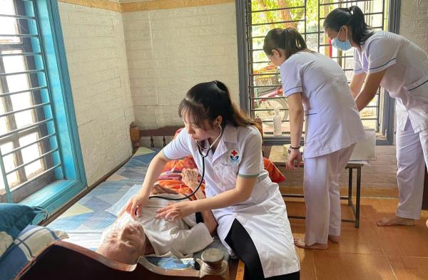 Khám sức khỏe tại nhà cho đối tượng chính sách