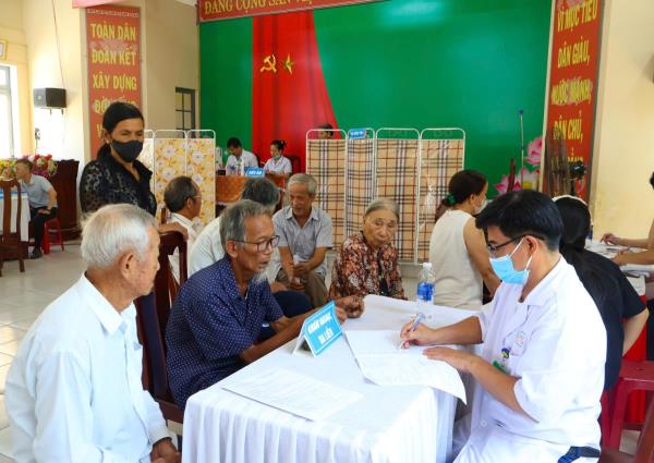 Tổ chức khám sức khỏe miễn phí cho người có công tại phường Hòa Xuân