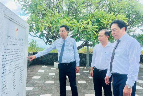 Dâng hương tưởng niệm tại Khu di tích quốc gia vụ thảm sát Vĩnh Trinh