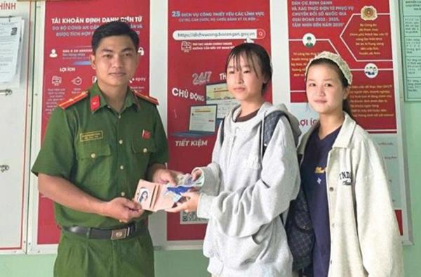 Tuyên dương 2 học sinh ngoan