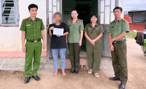 Công an xã hỗ trợ người phụ nữ mắc kẹt tại sân bay trở về quê