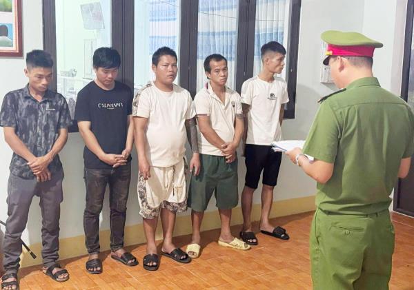 Bắt khẩn cấp nhóm đối tượng sử dụng trái phép chất ma túy