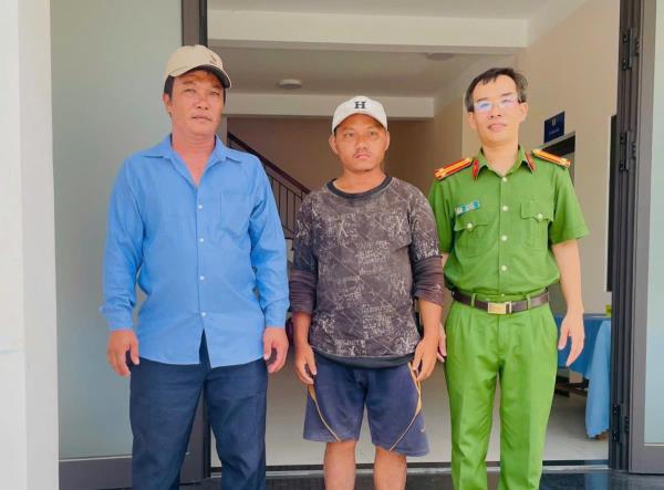 Công an xã Tam Anh kịp thời bàn giao người đi lạc về gia đình