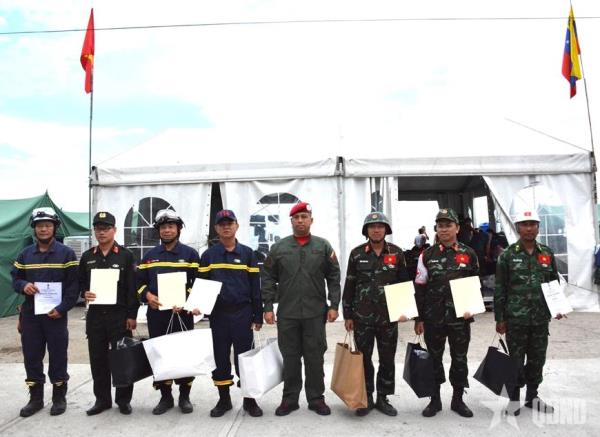 Đoàn Việt Nam được trao Huy chương Anh hùng Venezuela