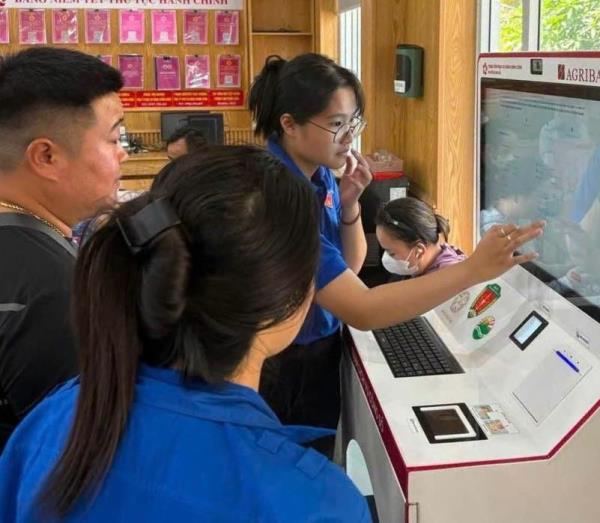 Tuổi trẻ phường An Hải hỗ trợ người dân sử dụng Kiosk hành chính công thông minh