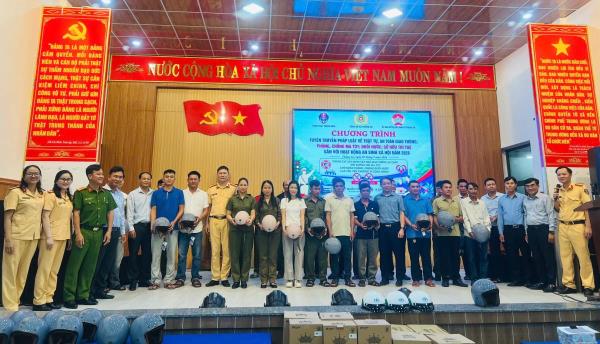 Trao tặng hơn 100 mũ bảo hiểm, lan tỏa văn hóa giao thông an toàn