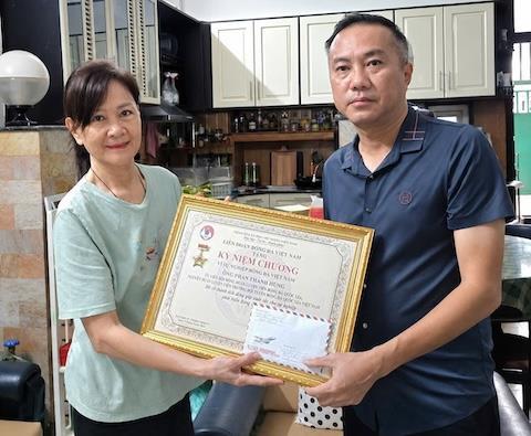 HLV Phan Thanh Hùng nhận Kỷ niệm chương Vì sự nghiệp bóng đá Việt Nam
