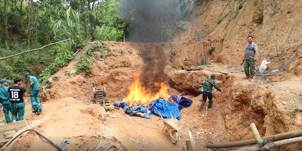 Truy quét bãi vàng trái phép giữa rừng Phước Chánh