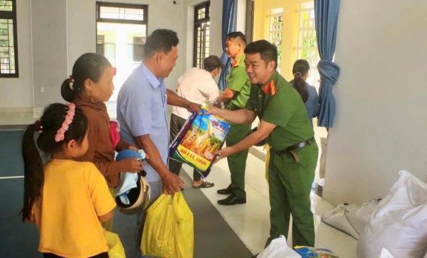 Phát huy tinh thần vì nhân dân phục vụ
