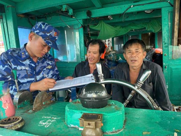 Vùng Cảnh sát biển 2 xử phạt gần 400 triệu đồng đối với tàu cá vi phạm quy định chống khai thác IUU
