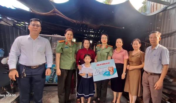 TRAO KINH PHÍ CHO 5 HỌC SINH TRONG CHƯƠNG TRÌNH MẸ ĐỠ ĐẦU