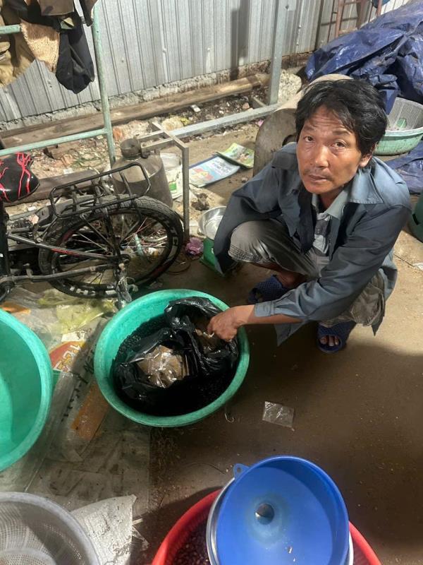 Dọn cỏ ven sông Hàn