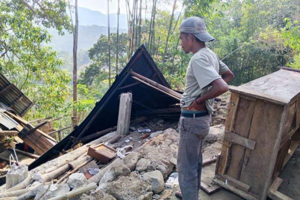 Indonesia chạy đua tìm kiếm người sống sót sau động đất 7,7 độ