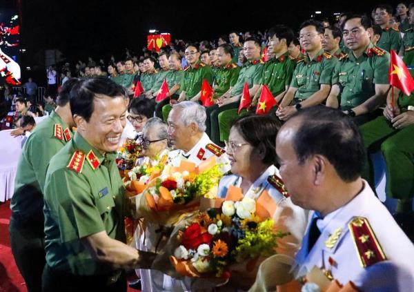 Anh hùng đâu cứ phải mày râu…