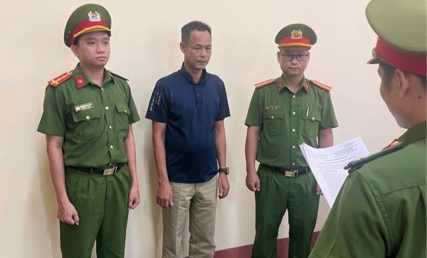 Khởi tố 2 bị can liên quan việc đổ hơn 1,8 triệu kg bã bê tông ra môi trường