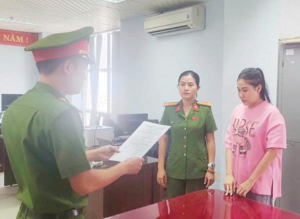 Chủ tiệm tạp hóa và nhân viên cửa hàng ô-tô lừa đảo chiếm đoạt tài sản