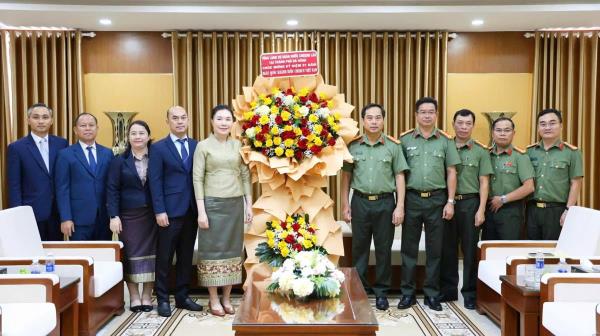 Tổng Lãnh sự quán Lào tại Đà Nẵng thăm, chúc mừng Công an TP nhân dịp Quốc khánh