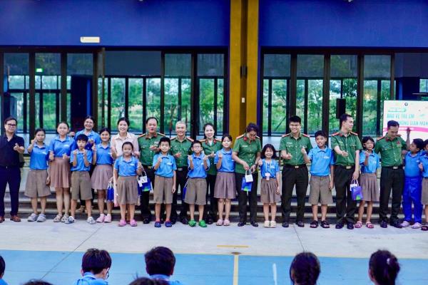 Ấm áp hoạt động giao lưu, tuyên truyền bảo vệ trẻ em trên không gian mạng tại Hope School